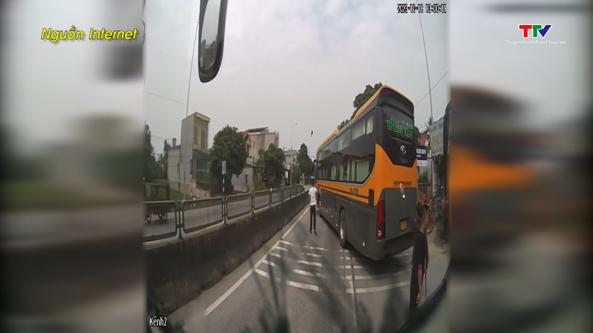 Làm rõ sự việc hai nhà xe cầm hung khí đuổi đánh nhau trên quốc lộ 1A - Ảnh 2. Làm rõ sự việc hai nhà xe cầm hung khí đuổi đánh nhau trên quốc lộ 1A - Ảnh 2.