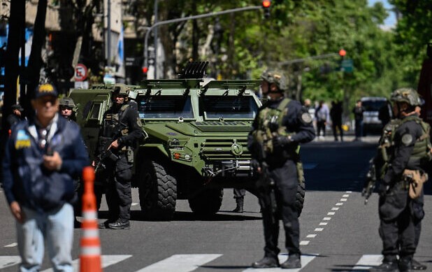Cảnh sát Argentina bắt giữ đối tượng đe dọa đánh bom Đại sứ quán Mỹ và Israel - Ảnh 1.