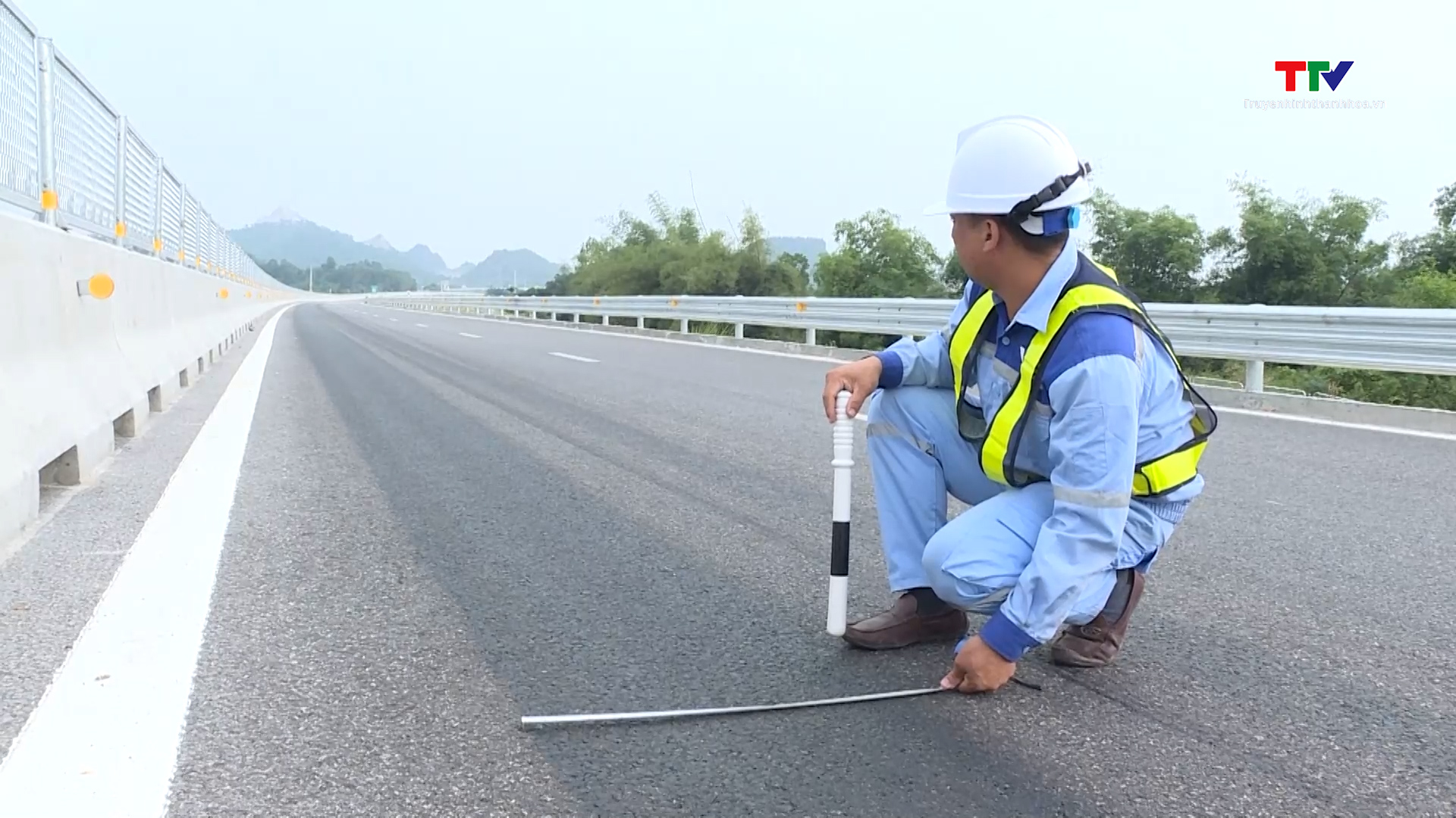 Nghi vấn mặt đường cao tốc Bắc Nam, đoạn phía Đông dự án Nghi Sơn – Diễn Châu bị đổ hóa chất phá hỏng  - Ảnh 3.