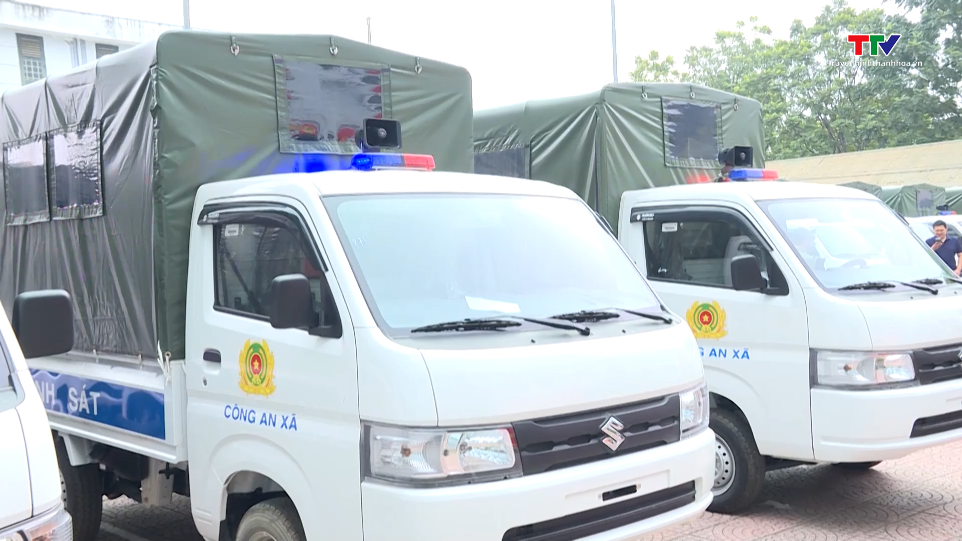 Thanh Hóa: Bàn giao 217 xe ô tô tải cho Công an xã, thị trấn - Ảnh 2.