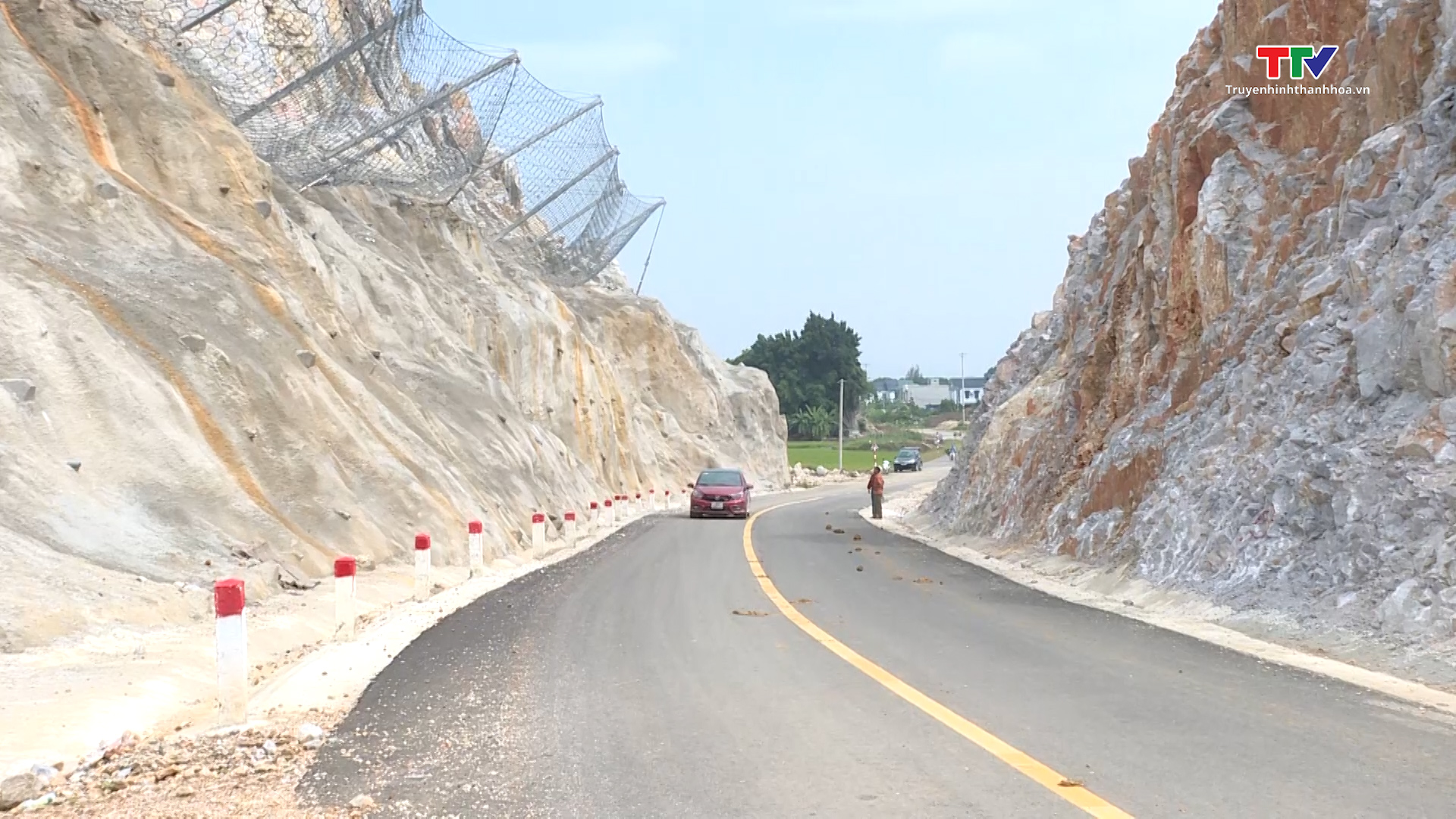 Sớm nghiên cứu, đánh giá thực trạng mất an toàn từ hàng rào chống sạt trượt tại núi Giếng, xã Hà Tiến, huyện Hà Trung - Ảnh 2. Sớm nghiên cứu, đánh giá thực trạng mất an toàn từ hàng rào chống sạt trượt tại núi Giếng, xã Hà Tiến, huyện Hà Trung - Ảnh 2.