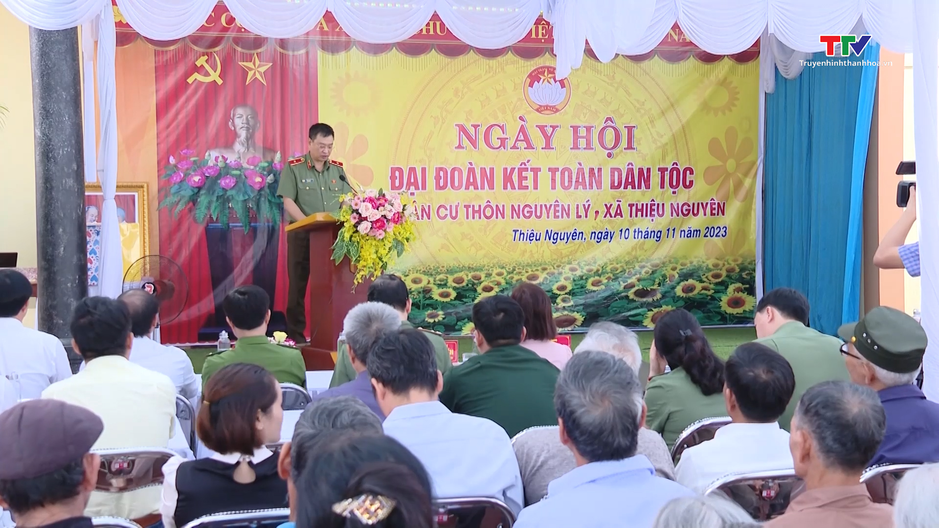 Thiếu tướng Trần Phú Hà - Giám đốc Công an tỉnh dự ngày hội Đại đoàn kết tại huyện Thiệu Hóa - Ảnh 2.