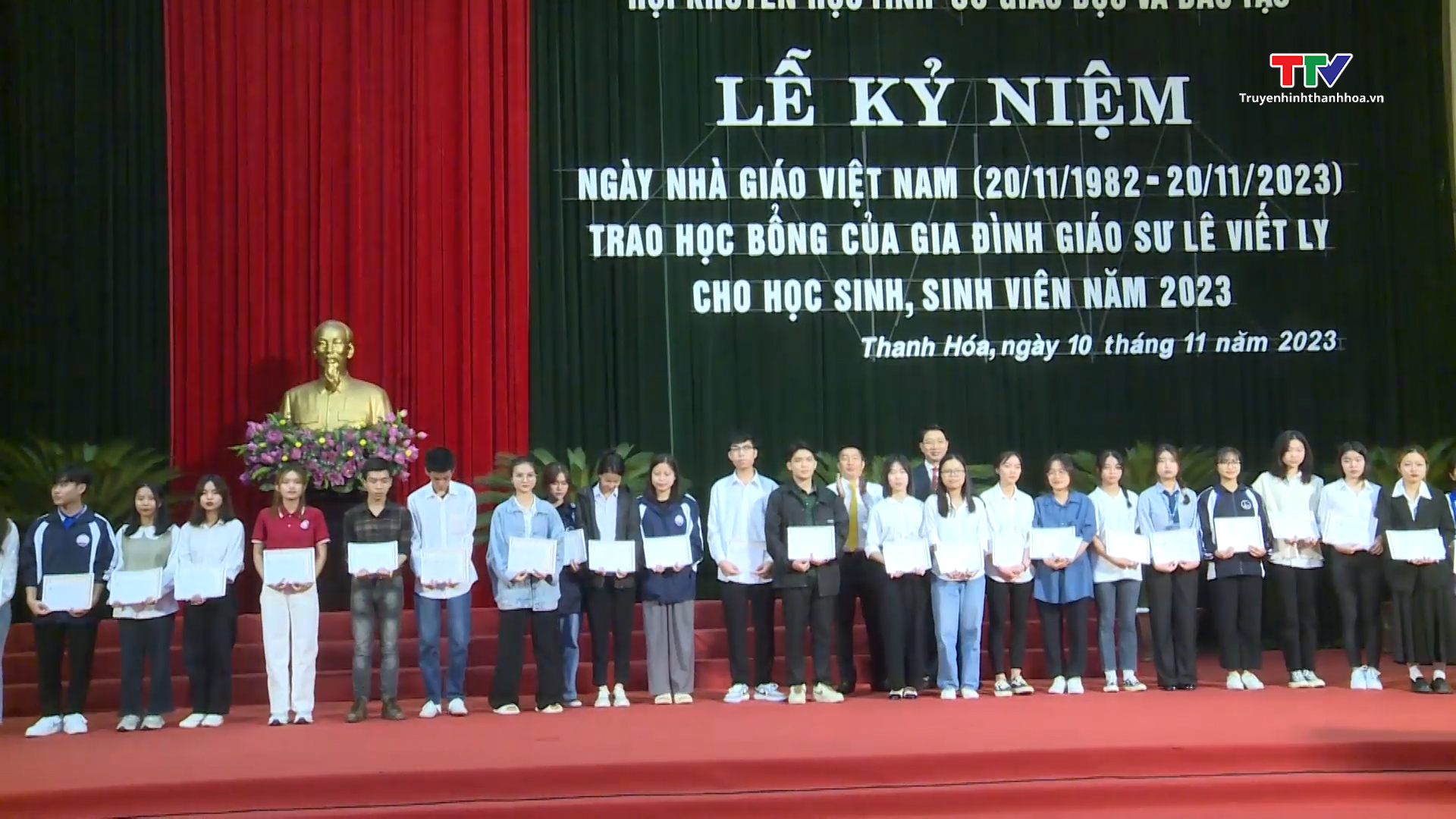Hội khuyến học tỉnh Thanh Hóa kỷ niệm ngày Nhà giáo Việt Nam, trao học bổng của gia đình Giáo sư Lê Viết Ly- Ảnh 2.