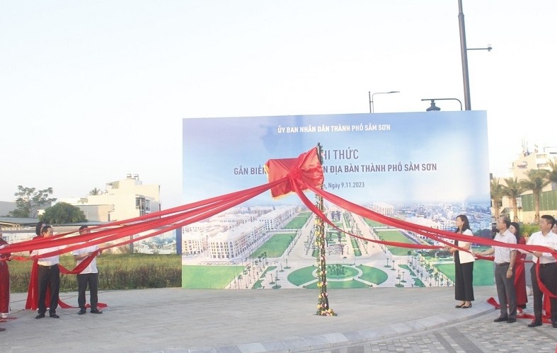 Thành phố Sầm Sơn công bố Nghị quyết của HĐND tỉnh về việc đặt tên đại lộ trên địa bàn - Ảnh 2.