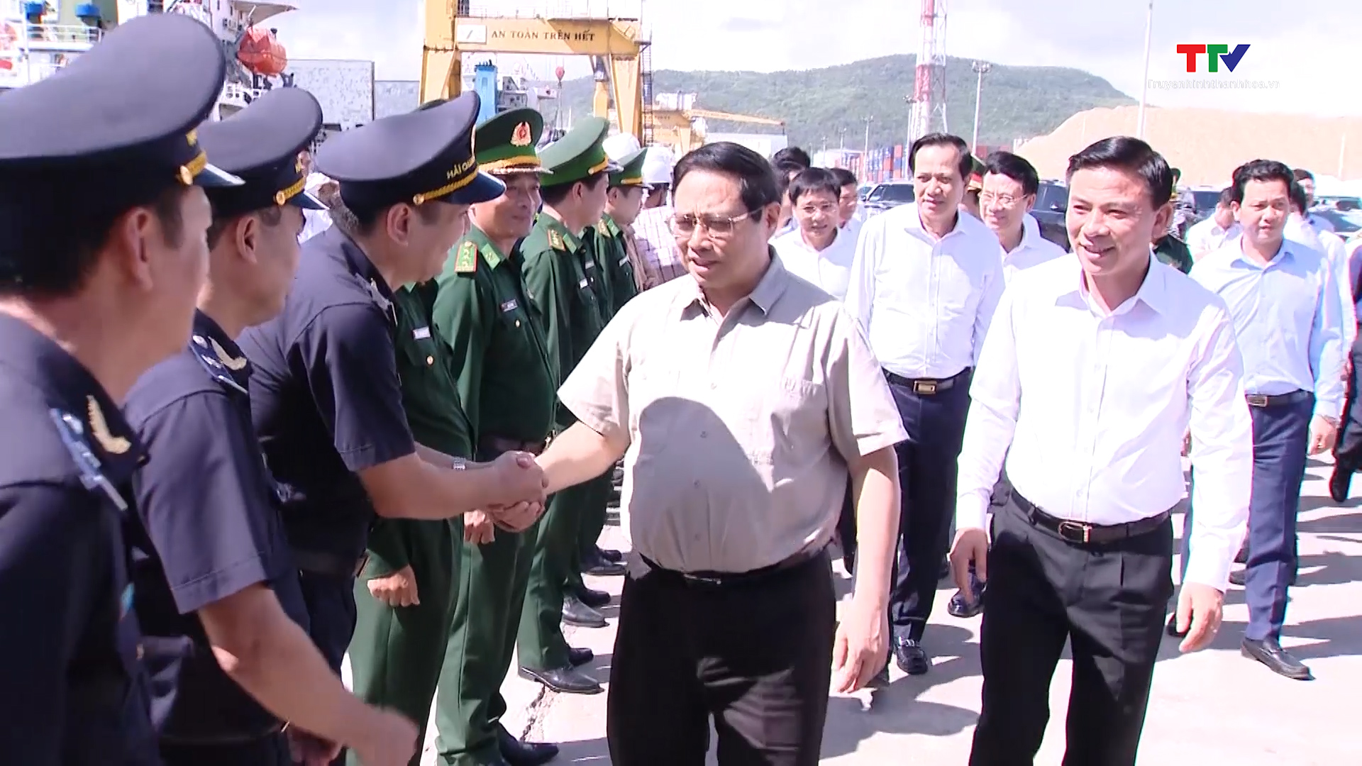 Thủ tướng Chính phủ thăm và làm việc tại Khu Kinh tế Nghi Sơn- Ảnh 1.