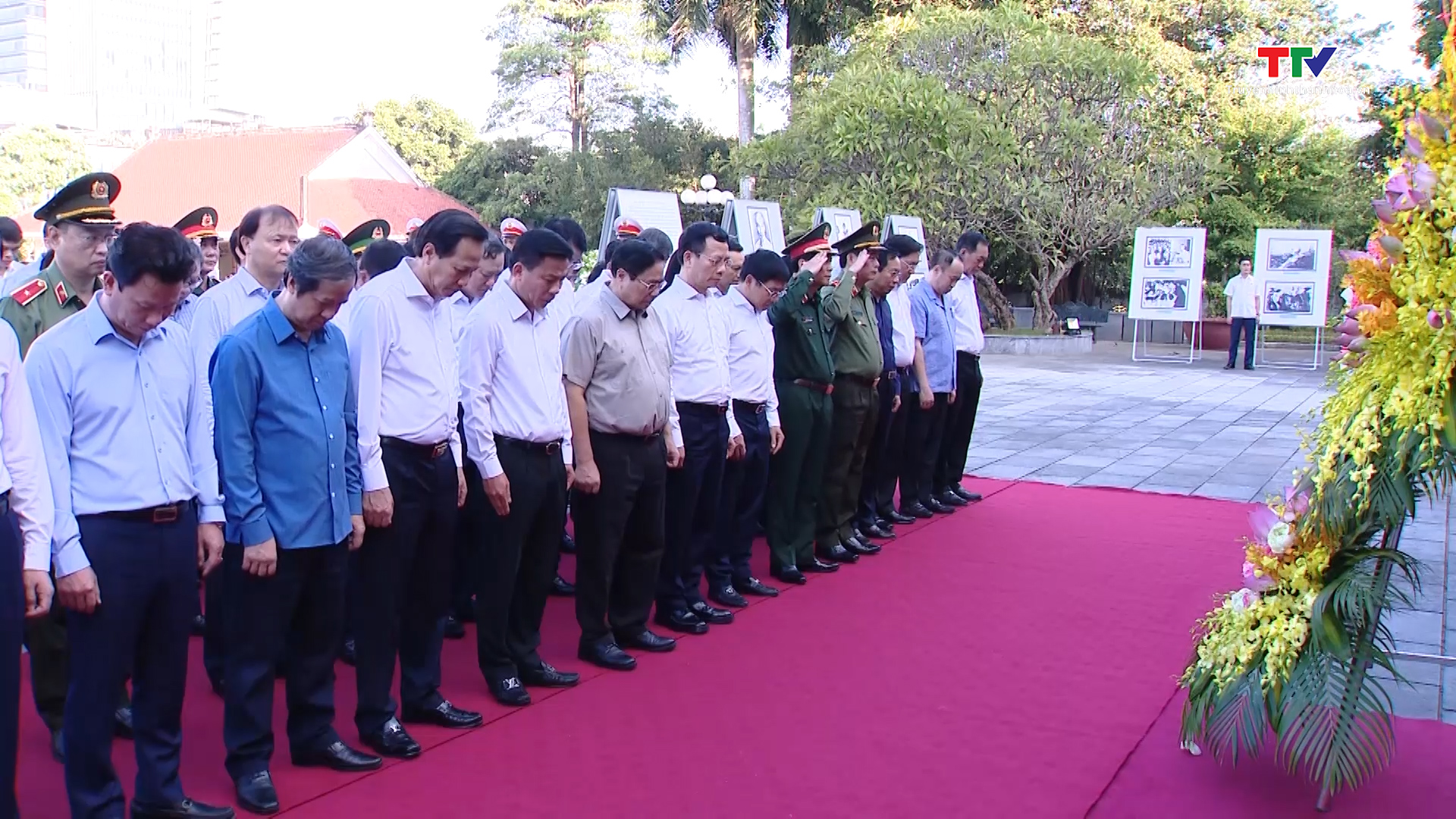 Thủ tướng Chính phủ dâng hương tưởng niệm Chủ tịch Hồ Chí Minh- Ảnh 1.