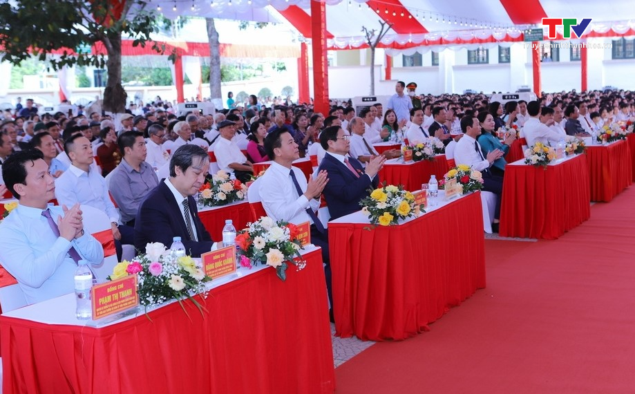Thủ tướng Chính phủ Phạm Minh Chính dự lễ kỷ niệm 60 năm thành lập trường THPT Cẩm Thủy 1- Ảnh 2.