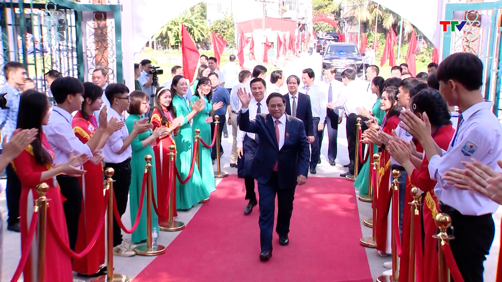 Thủ tướng Chính phủ Phạm Minh Chính dự lễ kỷ niệm 60 năm thành lập trường THPT Cẩm Thủy 1- Ảnh 1.