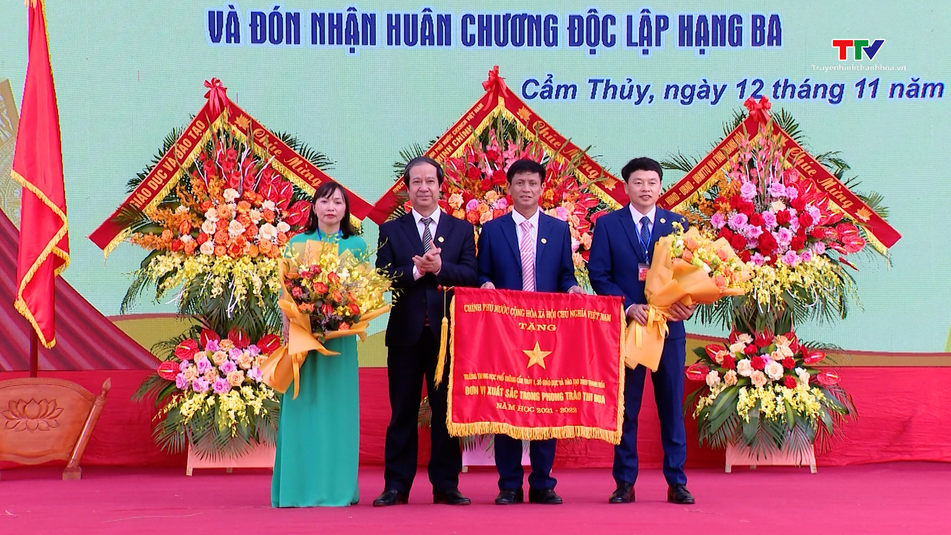 Thủ tướng Chính phủ Phạm Minh Chính dự lễ kỷ niệm 60 năm thành lập trường THPT Cẩm Thủy 1- Ảnh 4.