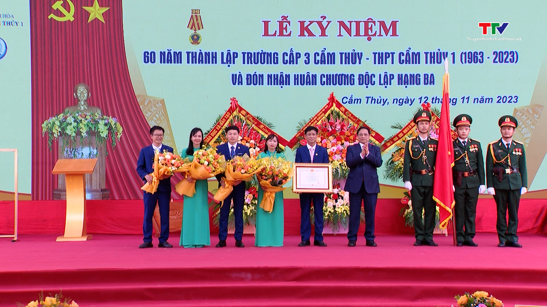 Thủ tướng Chính phủ Phạm Minh Chính dự lễ kỷ niệm 60 năm thành lập trường THPT Cẩm Thủy 1- Ảnh 3.