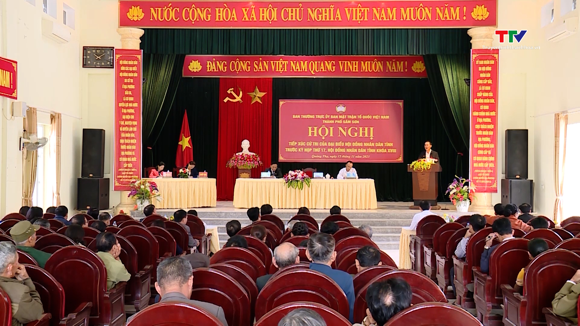 Phó Bí thư Tỉnh ủy Trịnh Tuấn Sinh và các đại biểu Hội đồng nhân dân tỉnh tiếp xúc cử tri thành phố Sầm Sơn
- Ảnh 1.
