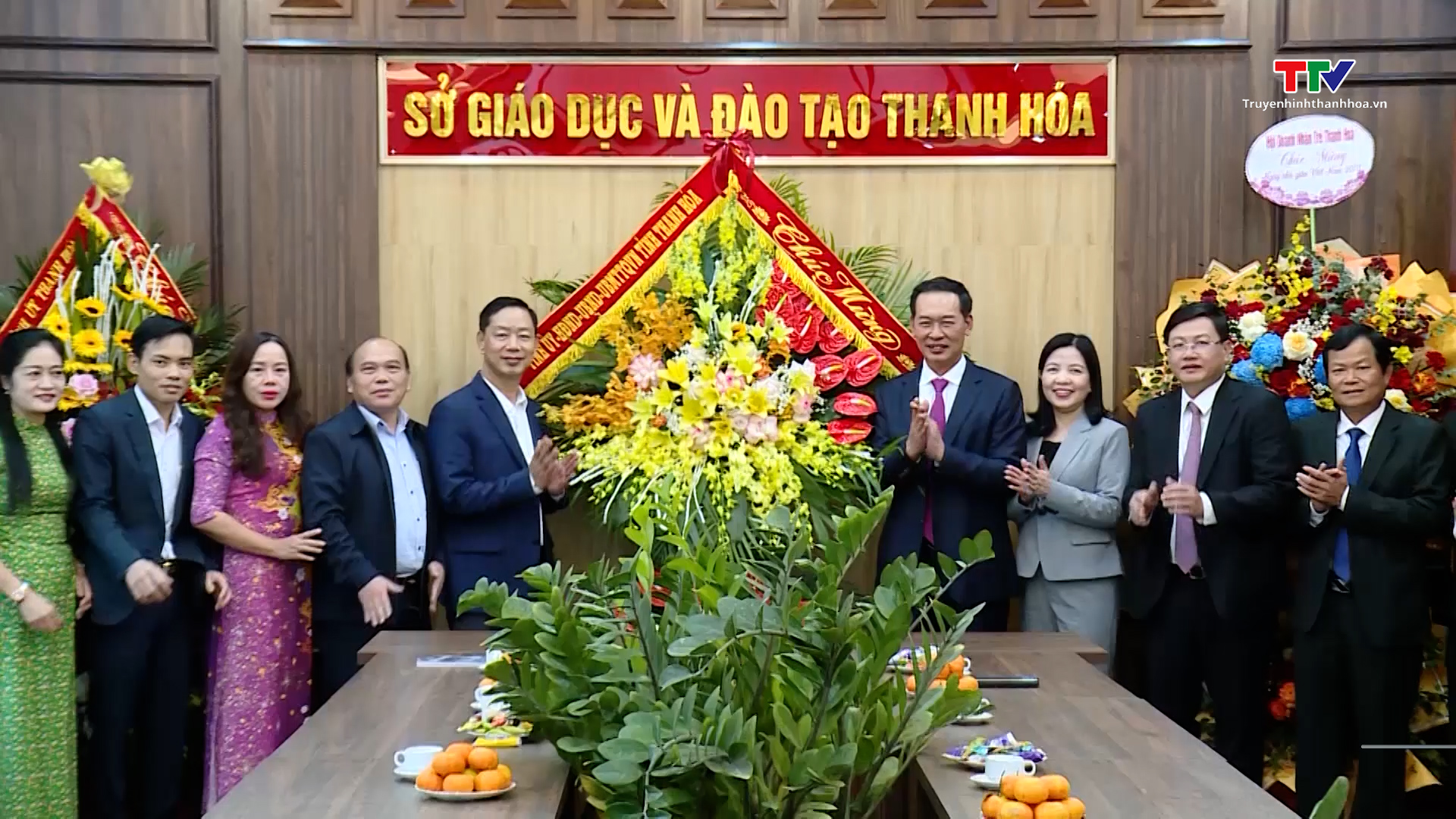 Phó Bí thư Tỉnh ủy Trịnh Tuấn Sinh chúc mừng ngày Nhà giáo Việt Nam- Ảnh 1.