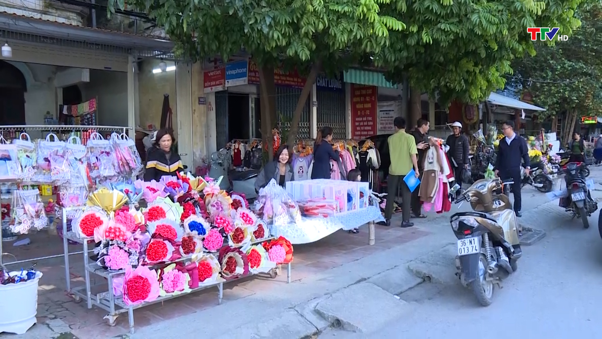 Thành phố Sầm Sơn ra quân giải toả các chợ cóc lấn chiếm hành lang an toàn giao thông- Ảnh 3.