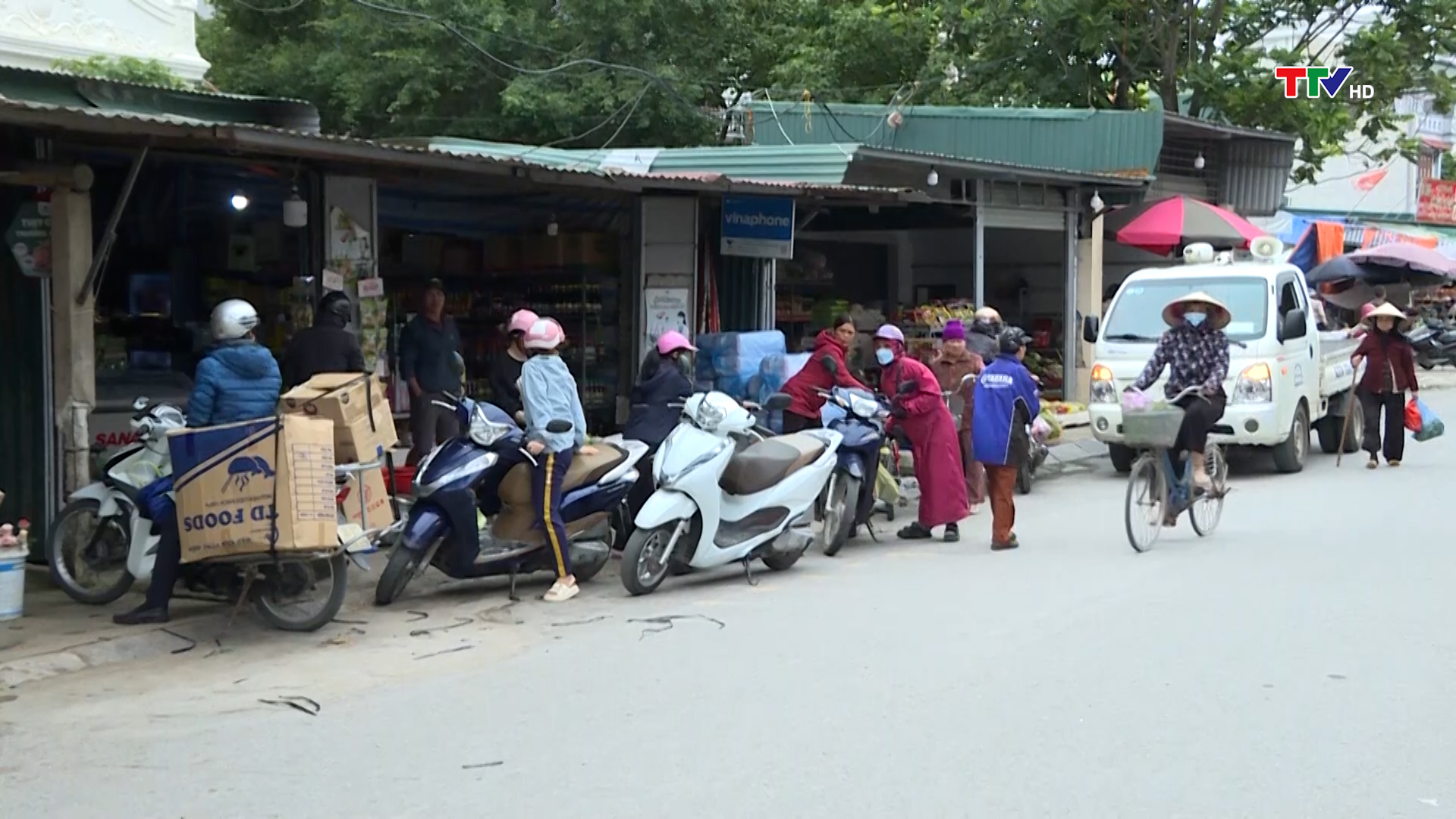 Thành phố Sầm Sơn ra quân giải toả các chợ cóc lấn chiếm hành lang an toàn giao thông- Ảnh 1.