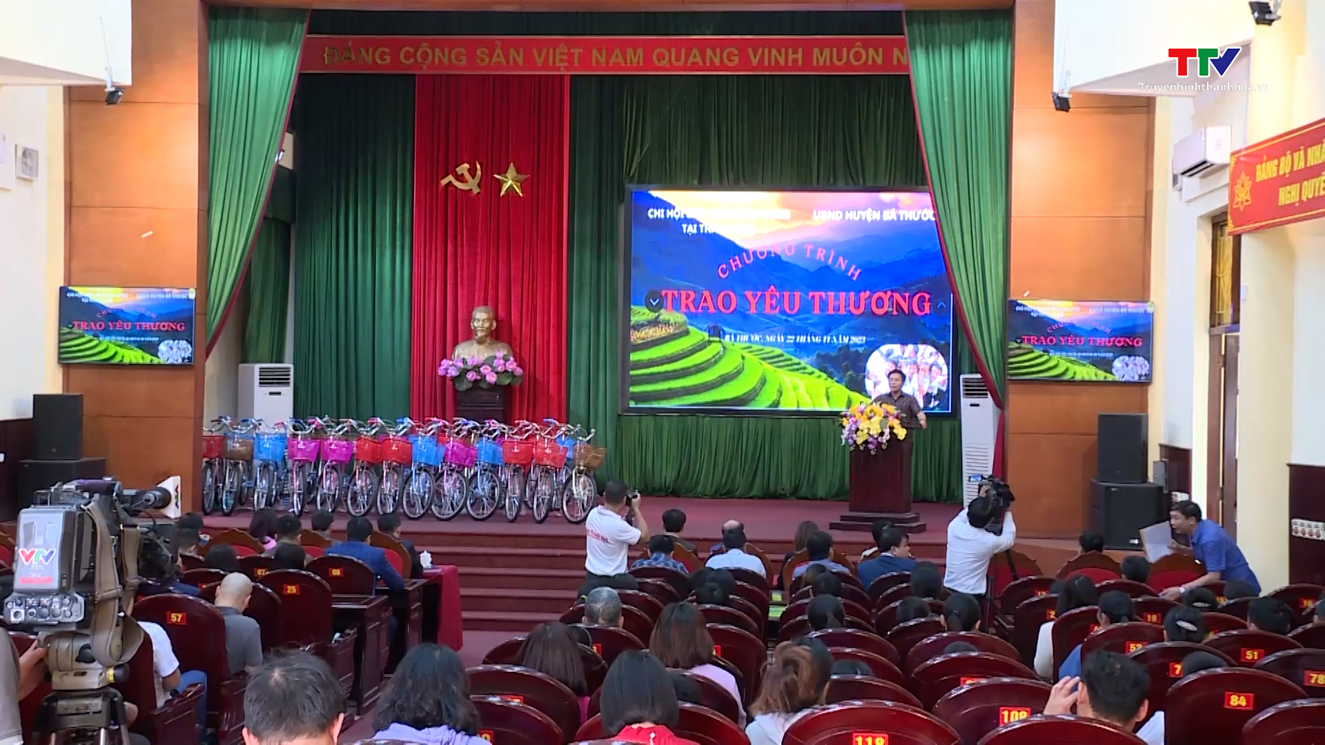Chi hội báo chí Trung ương tại Thanh Hóa trao quà cho học sinh  huyện Bá Thước- Ảnh 1.