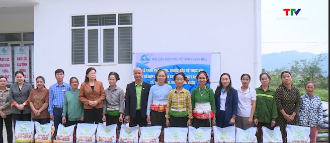 Trao vật tư cho Tổ hợp tác trồng chanh leo do phụ nữ làm chủ xã Thanh Sơn- Ảnh 1.