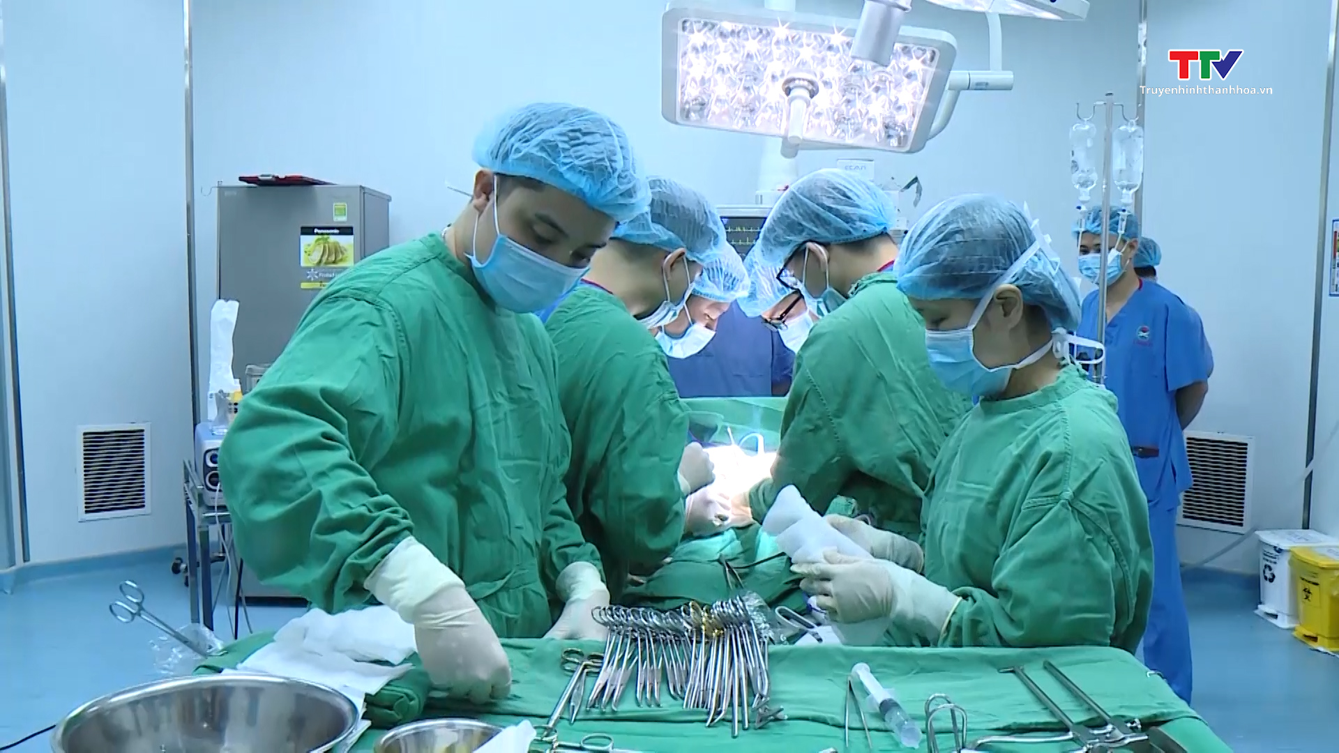Thanh Hoá lần đầu tiên phẫu thuật cắt bỏ toàn bộ bàng quang điều trị bị ung thư- Ảnh 1.