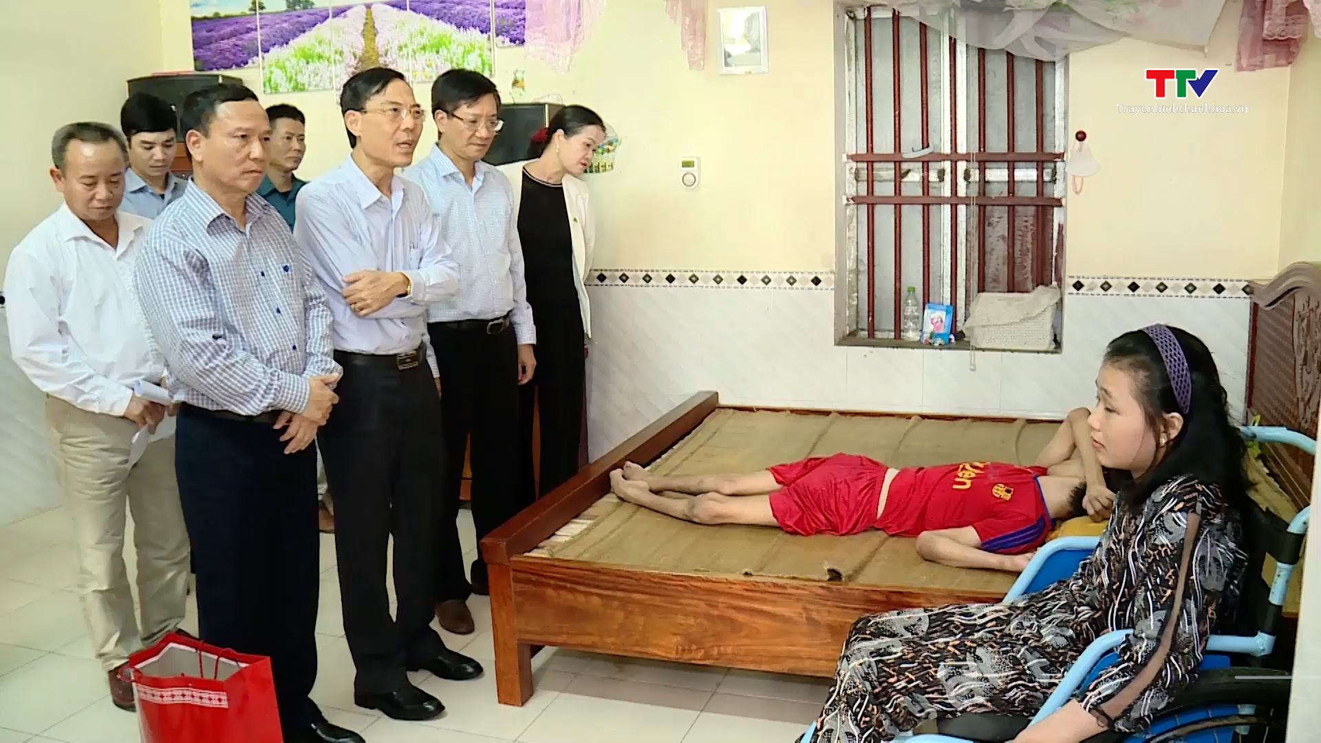 Thăm tặng quà người khuyết tật tại huyện Hậu Lộc- Ảnh 1.