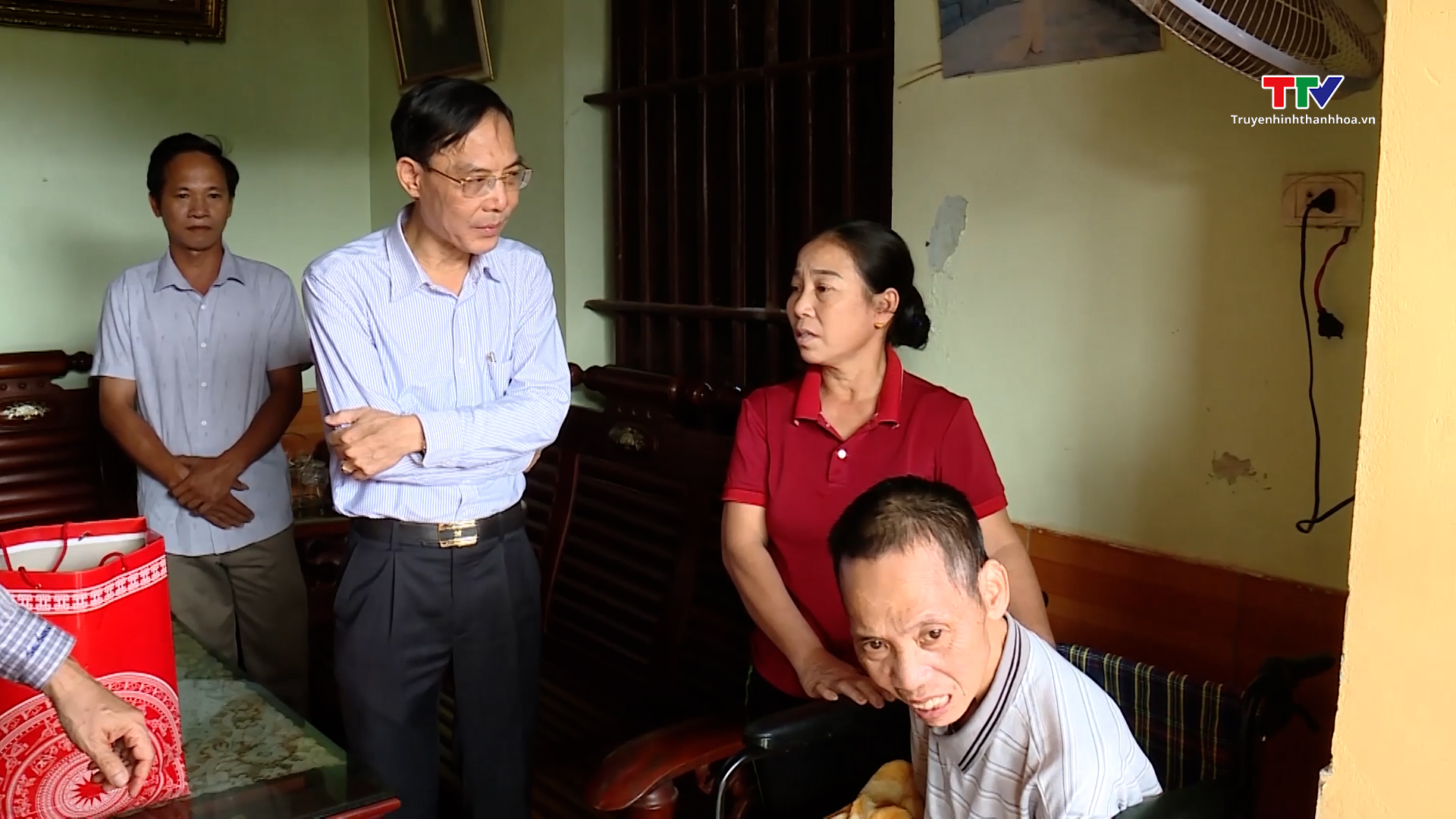 Thăm tặng quà người khuyết tật tại huyện Hậu Lộc- Ảnh 2.
