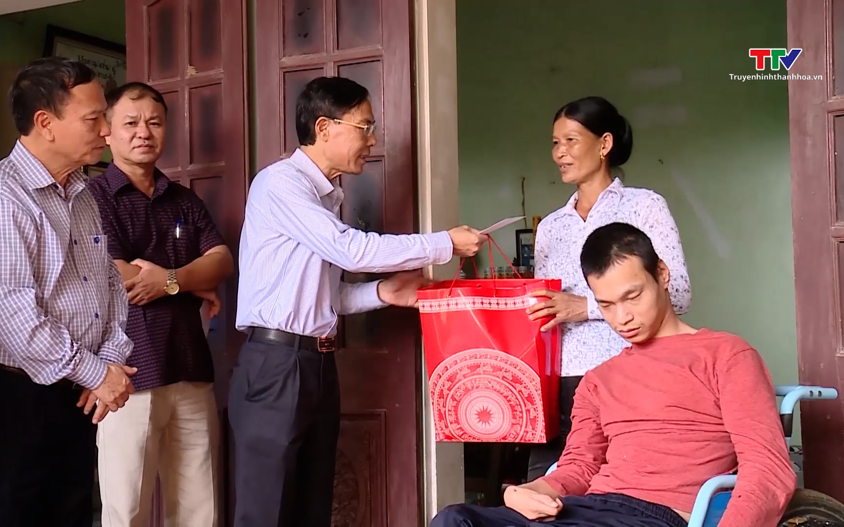 Thăm tặng quà người khuyết tật tại huyện Hậu Lộc