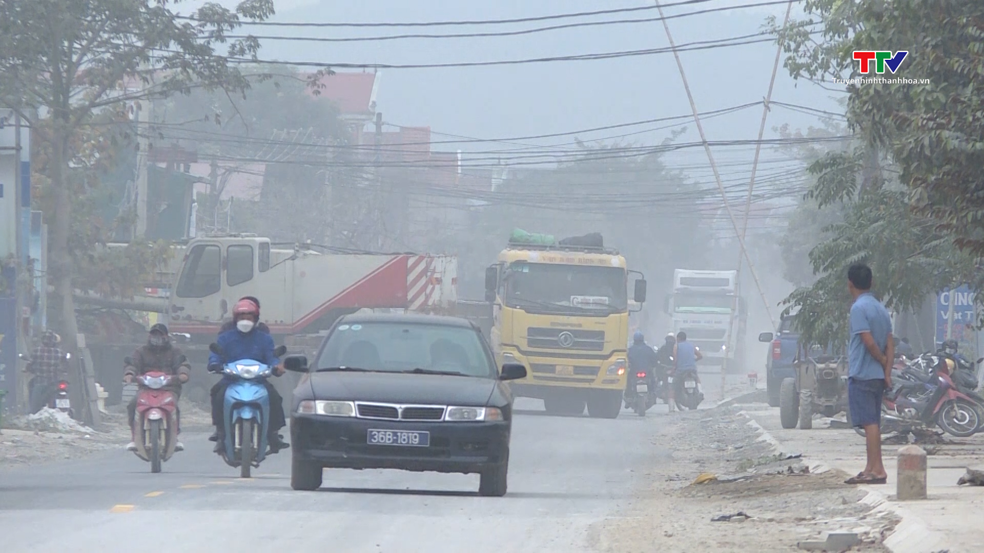 Huyện Vĩnh Lộc giải tỏa hành lang an toàn giao thông đường bộ trên tuyến Quốc lộ 217- Ảnh 1.
