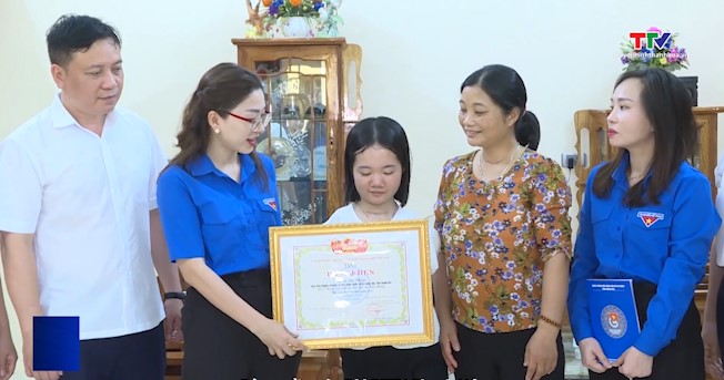 Trao tặng bằng khen của Hội Liên hiệp Thanh niên Việt Nam cho &quot;cô giáo không tay&quot; Lê Thị Thắm - Ảnh 1.