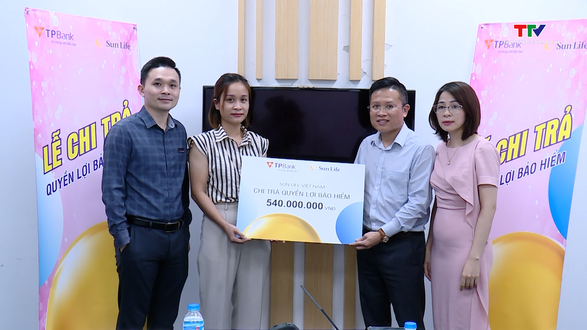 Sun Life Việt Nam chi trả quyền lợi bảo hiểm cho khách hàng  - Ảnh 2.