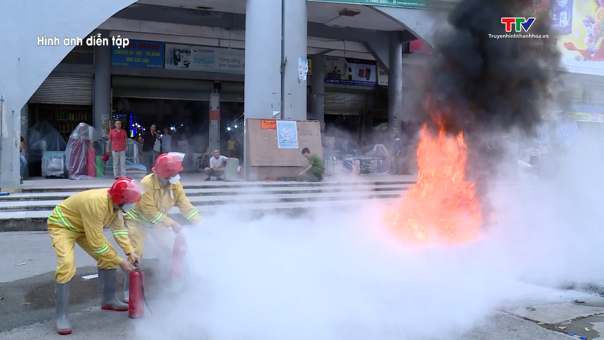 Thực tập phương án chữa cháy, cứu nạn cứu hộ tại chợ Vườn Hoa, thành phố Thanh Hóa - Ảnh 2.