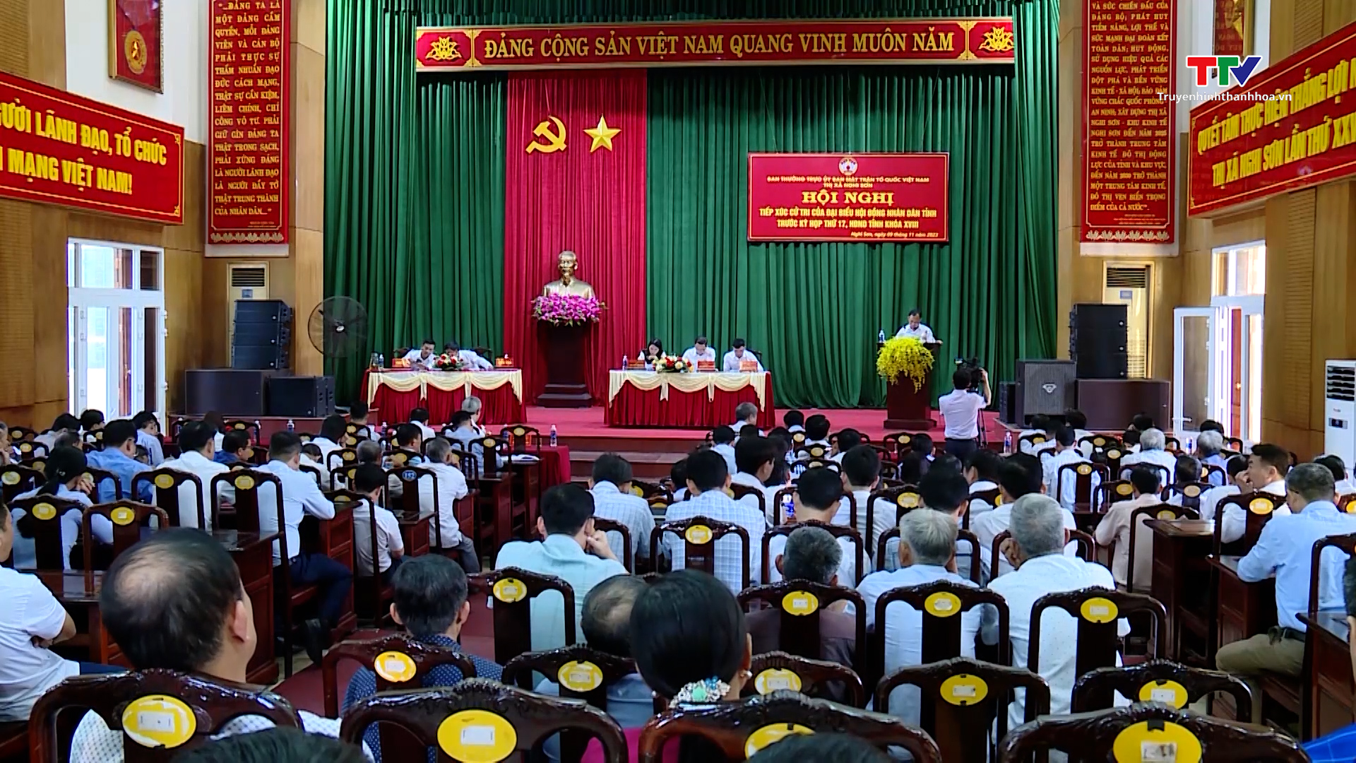 Chủ tịch UBND tỉnh Đỗ Minh Tuấn và các đại biểu HĐND tỉnh tiếp xúc cử tri thị xã  Nghi Sơn - Ảnh 2.