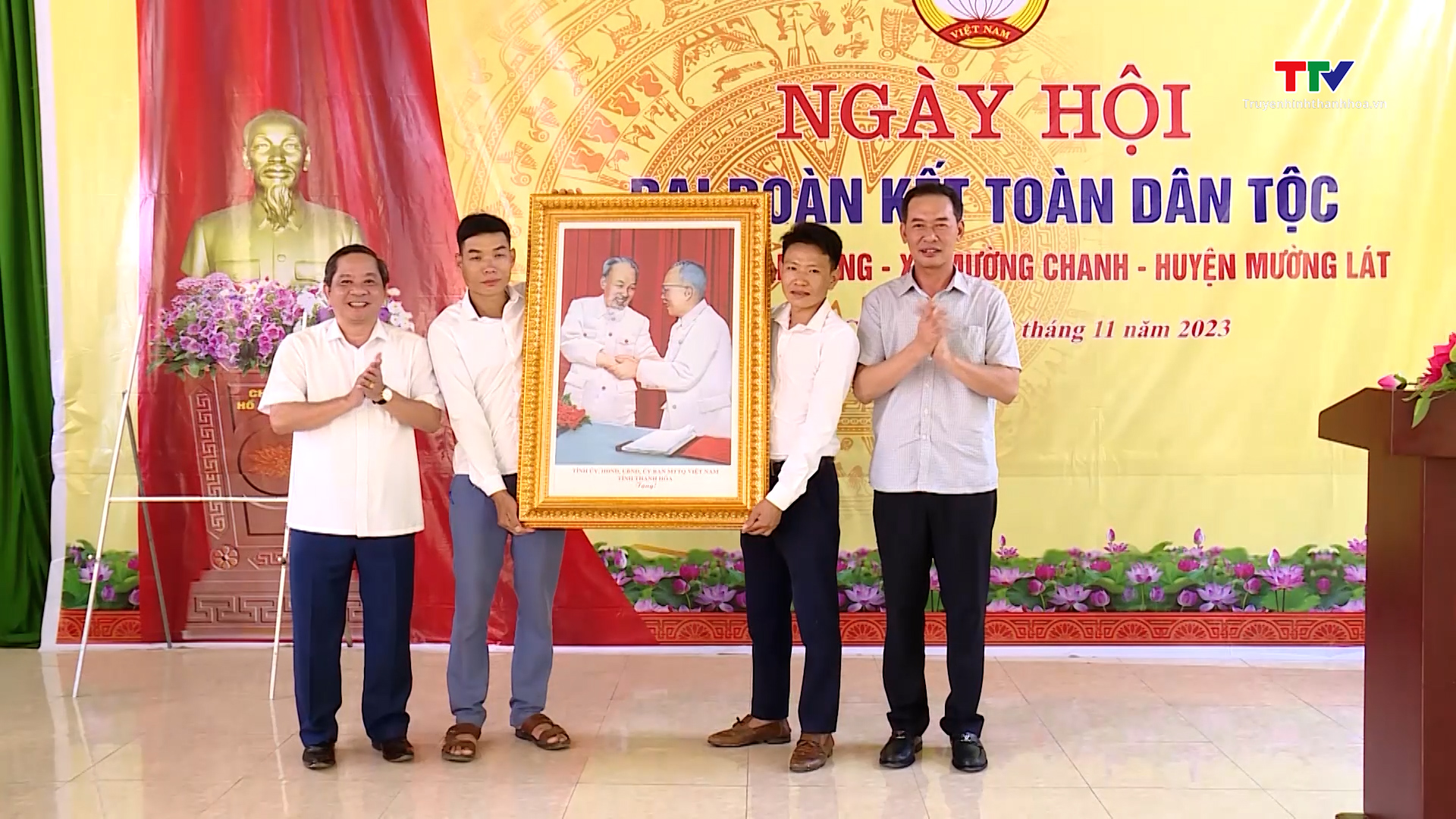 Đồng chí Trịnh Tuấn Sinh, Phó Bí thư Tỉnh ủy dự Ngày hội Đại đoàn kết toàn dân tộc tại huyện Mường Lát - Ảnh 4.