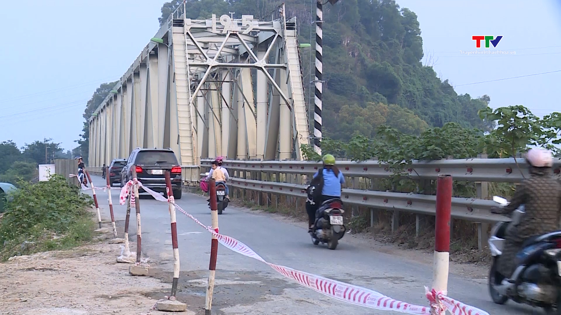 Nhanh chóng sửa chữa hư hỏng đường Long Quang đoạn qua cầu Hàm Rồng thành phố Thanh Hóa - Ảnh 2.
