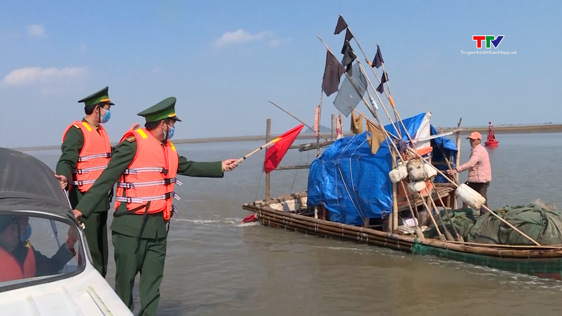 Bộ đội Biên phòng tuyến biển Thanh Hoá hỗ trợ ngư dân vươn khơi, bám biển
 - Ảnh 4.