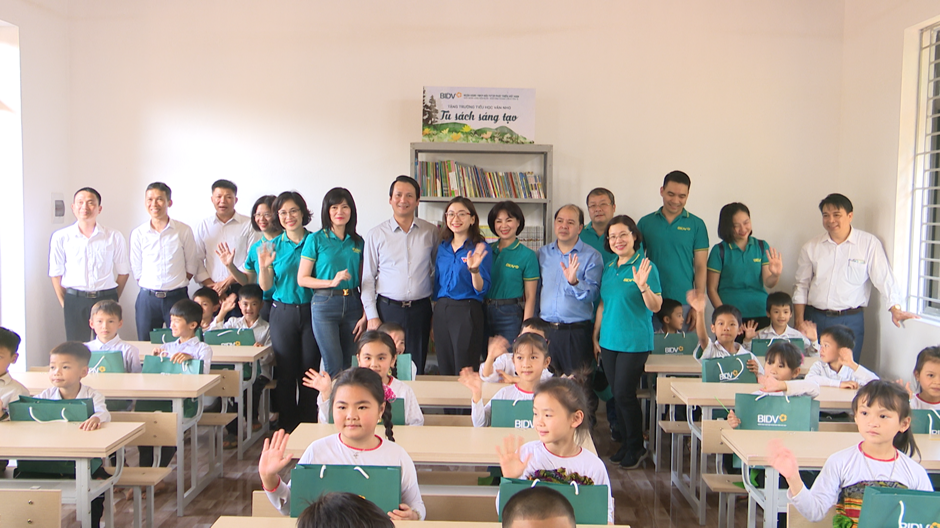 Bá Thước: Bàn giao công trình phòng học điểm trường tiểu học Văn Sơn- Ảnh 1.