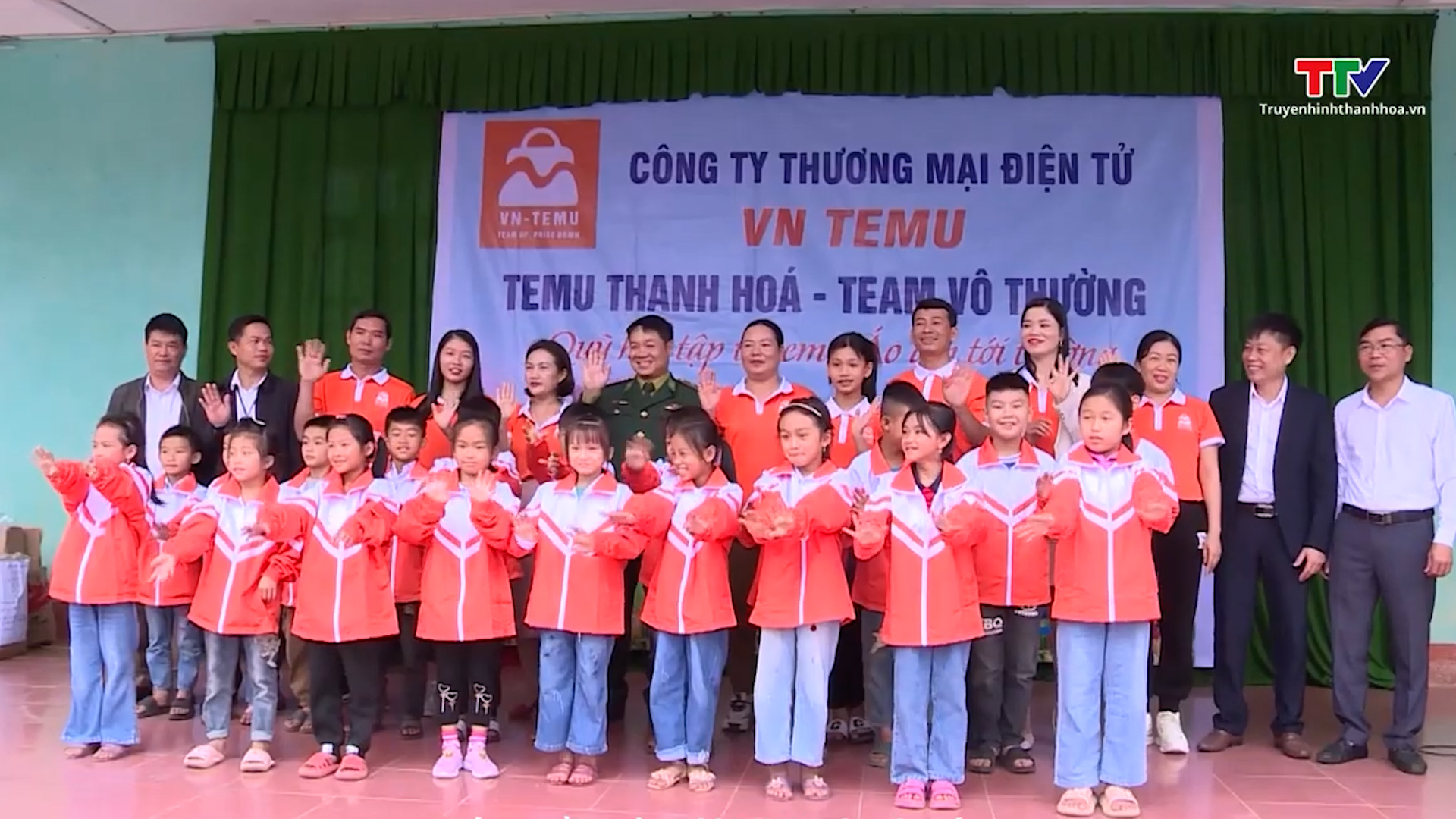 Trao quà tại huyện Quan Hóa- Ảnh 1. Trao quà tại huyện Quan Hóa- Ảnh 1.