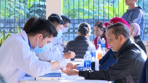UBND huyện Thọ Xuân phối hợp với bệnh viện Chợ Rẫy, Thành phố Hồ Chí Minh tổ chức thăm khám, tư vấn và cấp thuốc miễn phí cho người dân trên địa bàn huyện Thọ Xuân- Ảnh 4.