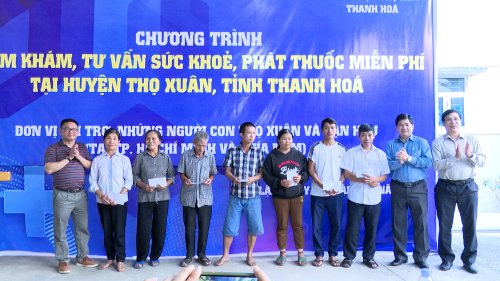 UBND huyện Thọ Xuân phối hợp với bệnh viện Chợ Rẫy, Thành phố Hồ Chí Minh tổ chức thăm khám, tư vấn và cấp thuốc miễn phí cho người dân trên địa bàn huyện Thọ Xuân- Ảnh 10.