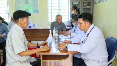 UBND huyện Thọ Xuân phối hợp với bệnh viện Chợ Rẫy, Thành phố Hồ Chí Minh tổ chức thăm khám, tư vấn và cấp thuốc miễn phí cho người dân trên địa bàn huyện Thọ Xuân- Ảnh 6.