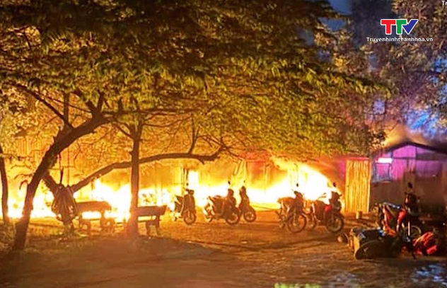 Cháy nhà để xe trường Đại học Hồng Đức- Ảnh 1.