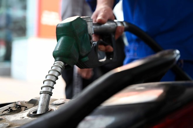 Giá xăng dầu giảm mạnh từ 15h chiều nay- Ảnh 1.