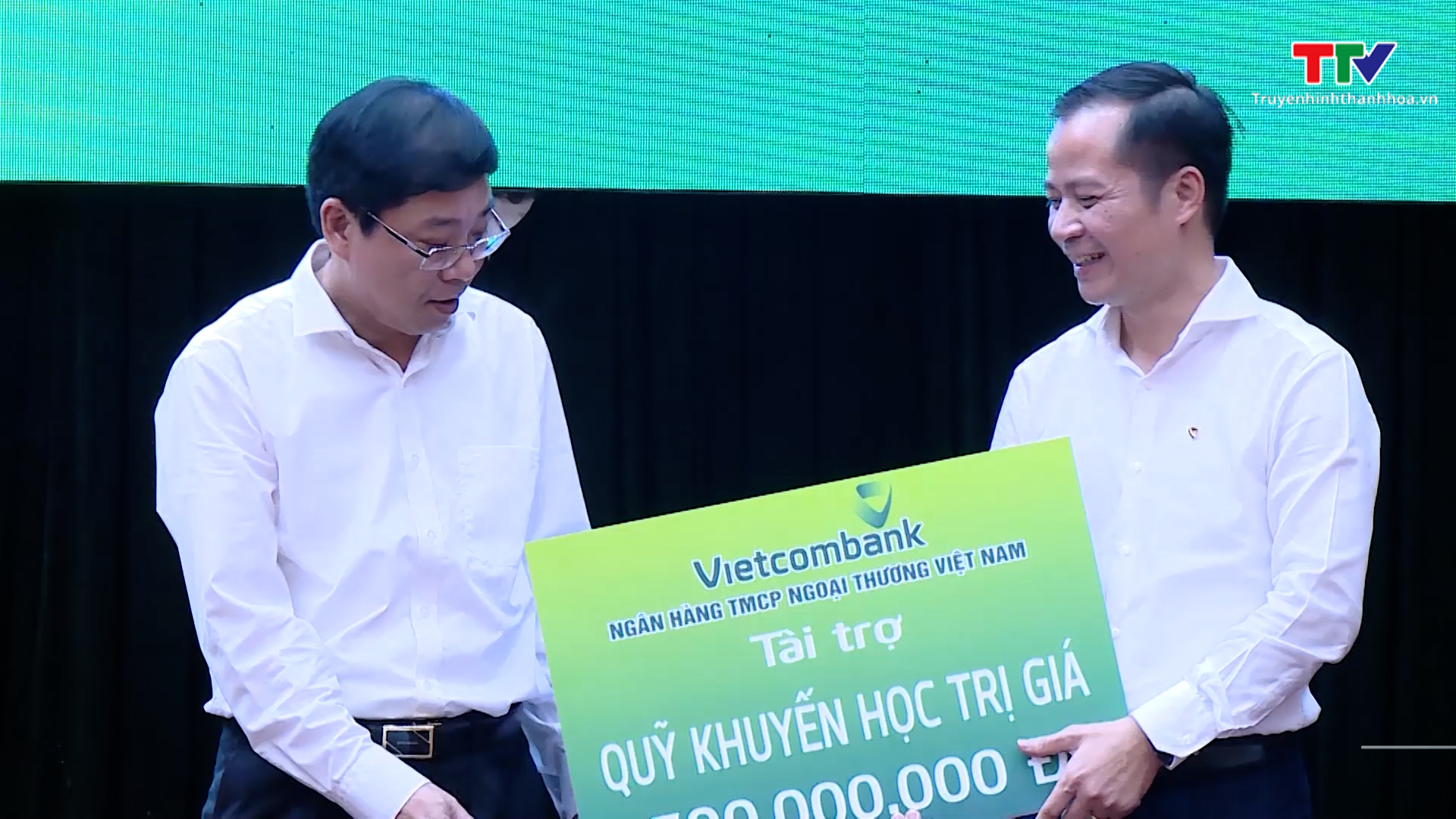 Vietcombank trao tặng máy tính và ủng hộ Quỹ khuyến học huyện Quảng Xương- Ảnh 1.