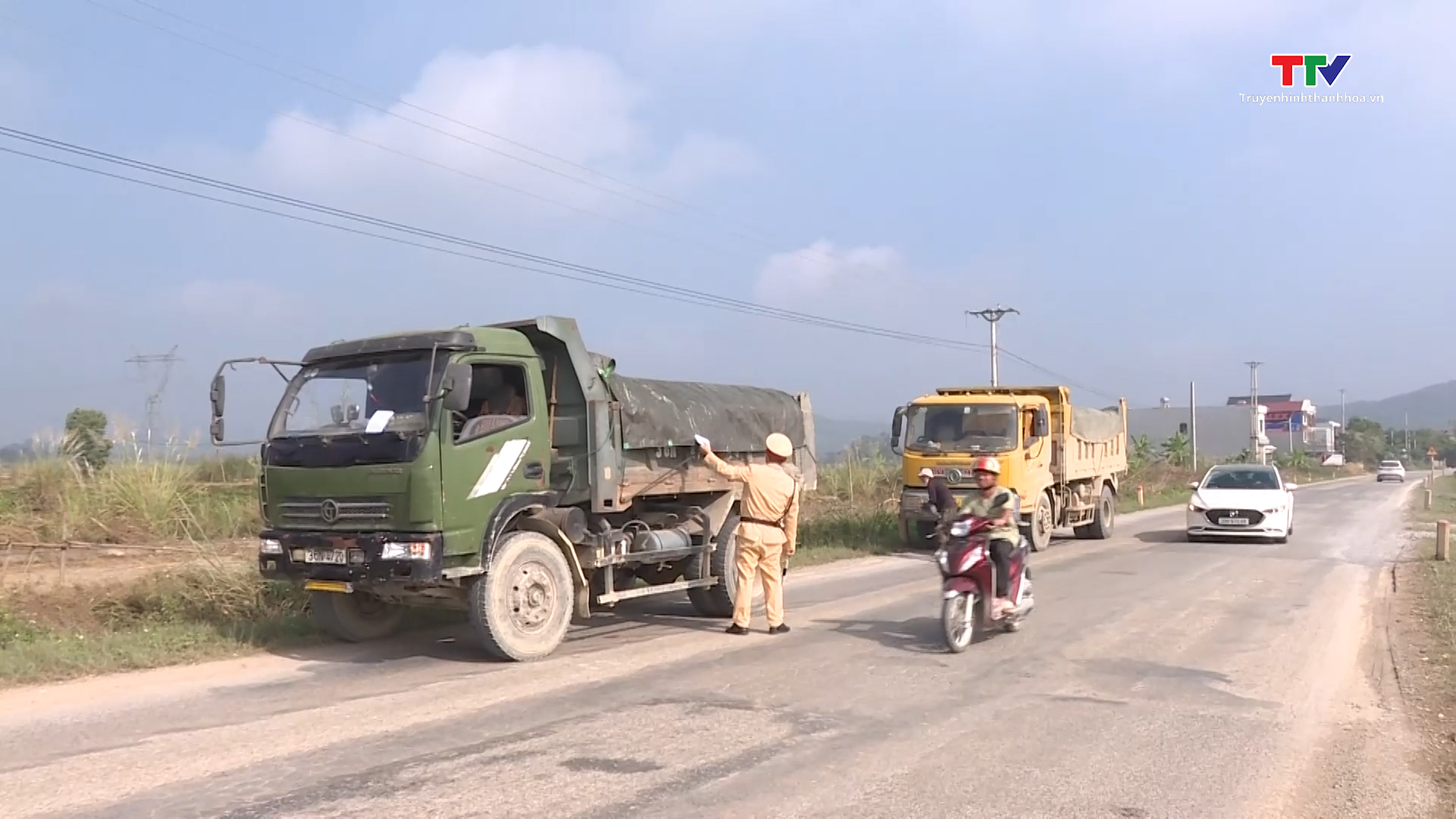 Công an huyện Yên Định kiểm soát tải trọng phương tiện- Ảnh 1.