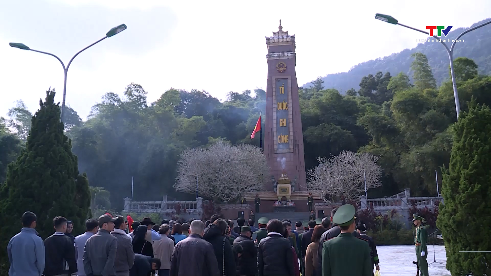 Đoàn đại biểu tỉnh Hà Giang dâng hương viếng các anh hùng liệt sĩ tại Nghĩa trang liệt sĩ Quốc tế Đồng Tâm- Ảnh 1.
