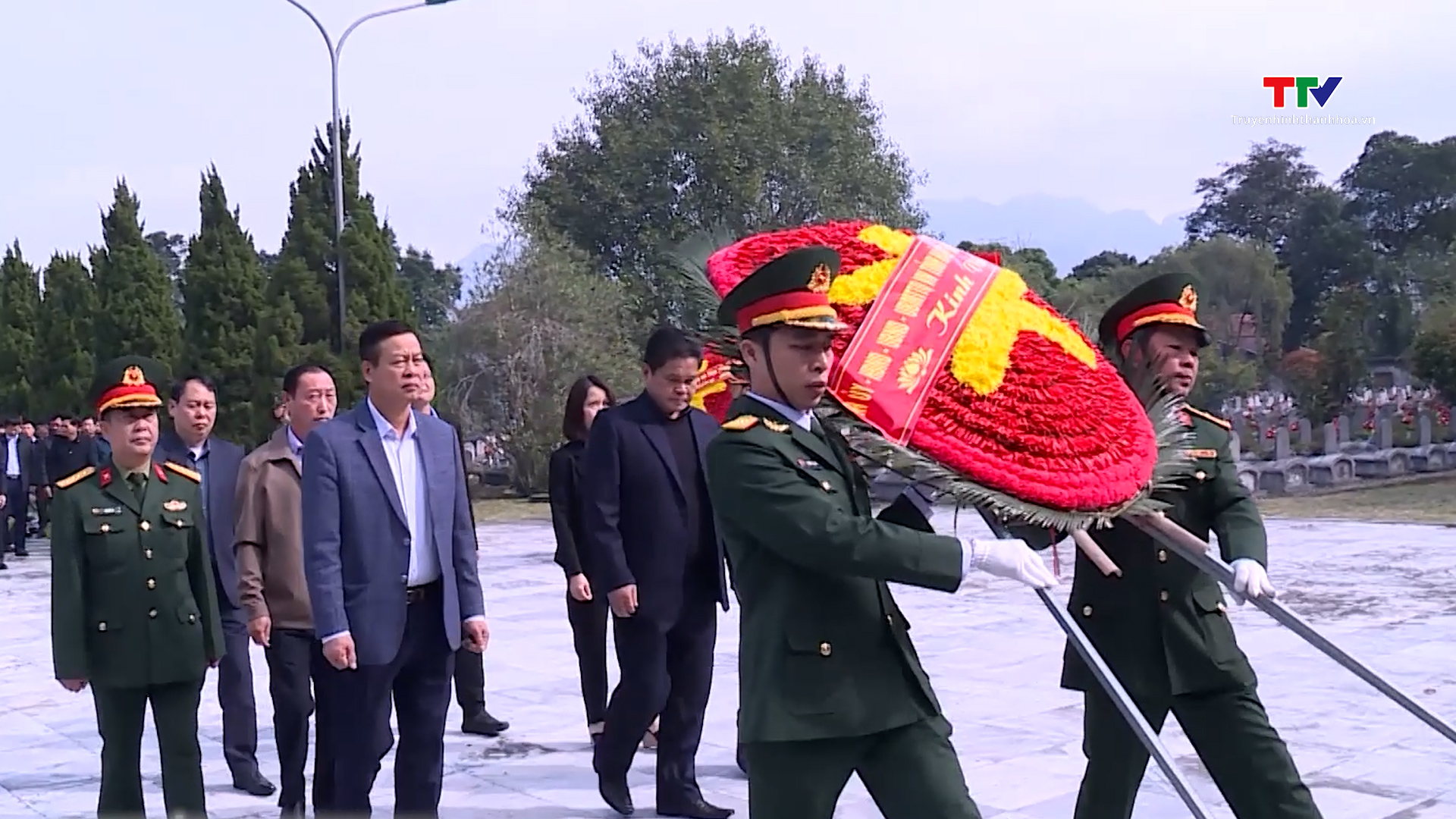 Đoàn đại biểu tỉnh Hà Giang dâng hương viếng các anh hùng liệt sĩ tại Nghĩa trang liệt sĩ Quốc tế Đồng Tâm- Ảnh 2.