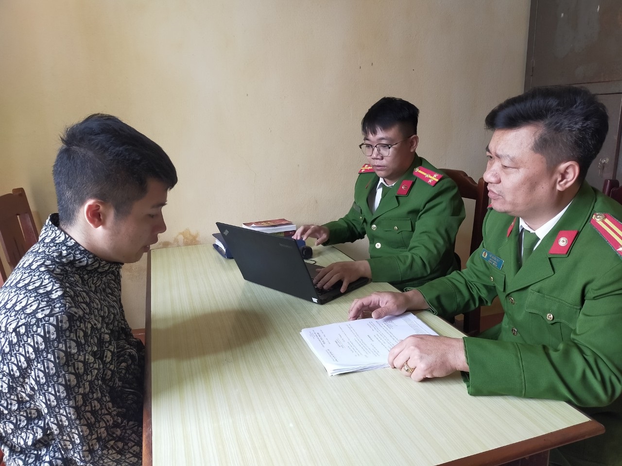 Công an huyện Hậu Lộc bắt đối tượng lừa đảo qua mạng bằng hình thức bán số lô, số đề- Ảnh 2.