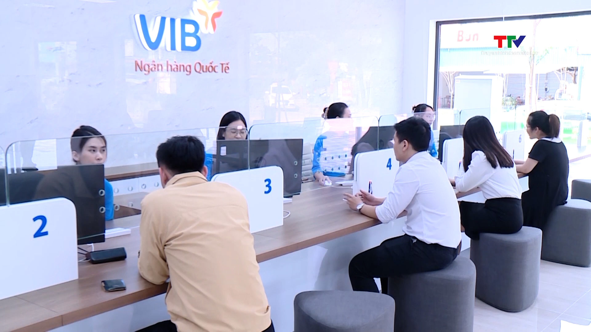 Fitch Ratings nâng xếp hạng tín nhiệm 8 ngân hàng tại Việt Nam- Ảnh 1.