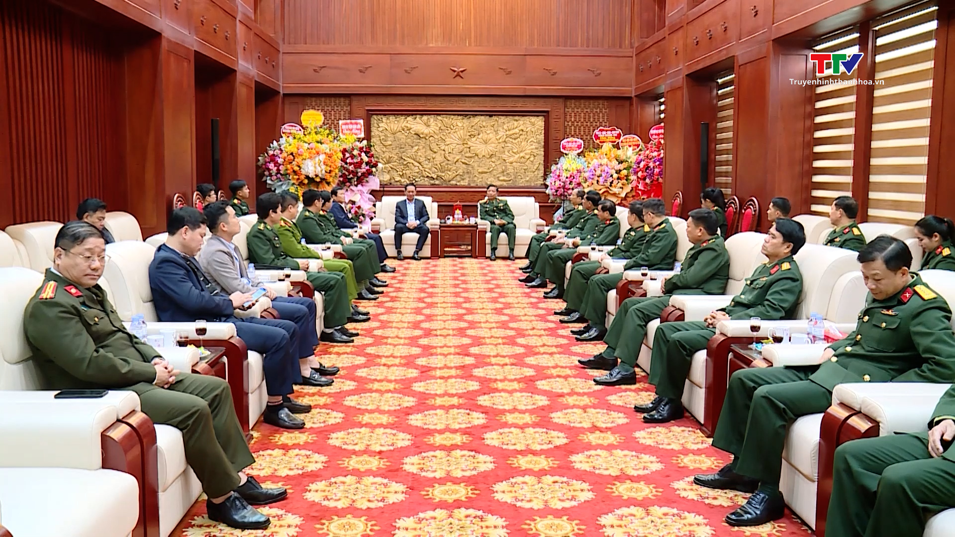 Đoàn công tác của tỉnh Thanh Hoá chúc mừng Bộ Tư lệnh Quân khu 4 và Bộ chỉ huy Quân sự tỉnh - Ảnh 1.