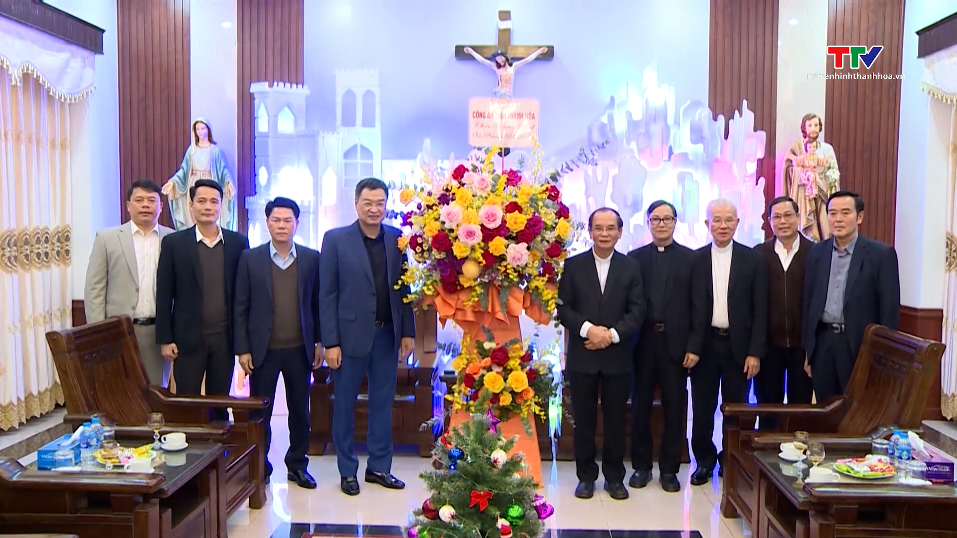 Giám đốc Công an tỉnh Thanh Hoá chúc mừng các chức sắc Tòa Giám mục Thanh Hóa nhân dịp Lễ Giáng sinh- Ảnh 1.