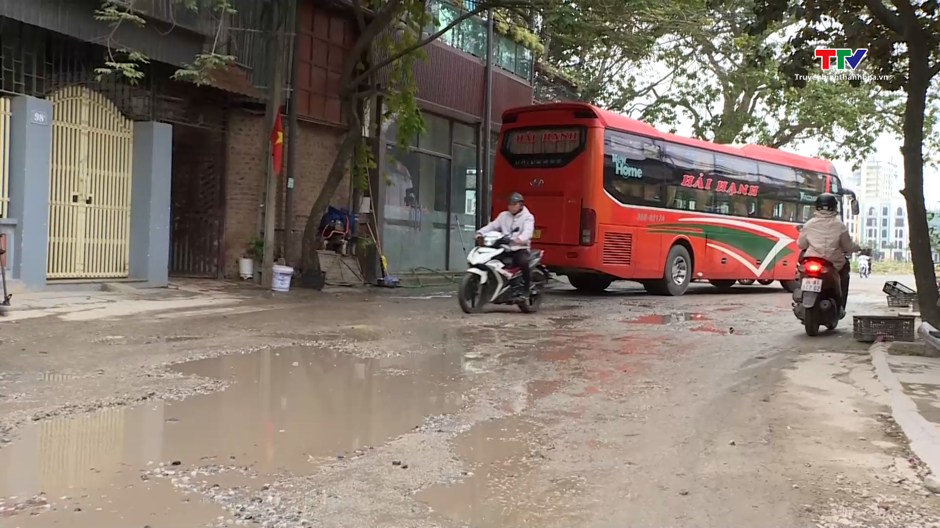 Đường Nguyễn Hồng Lễ phường Trung Sơn, thành phố Sầm Sơn xuống cấp nghiêm trọng- Ảnh 2.