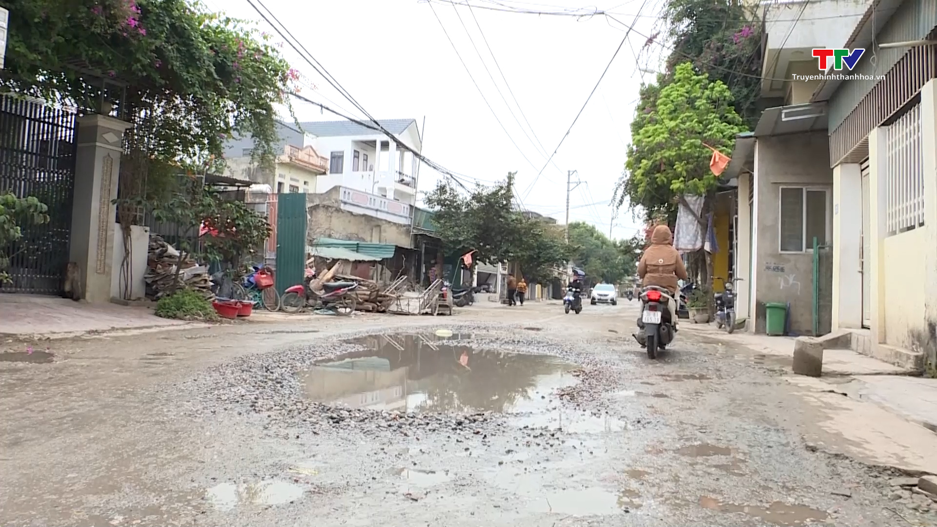 Đường Nguyễn Hồng Lễ phường Trung Sơn, thành phố Sầm Sơn xuống cấp nghiêm trọng- Ảnh 1.