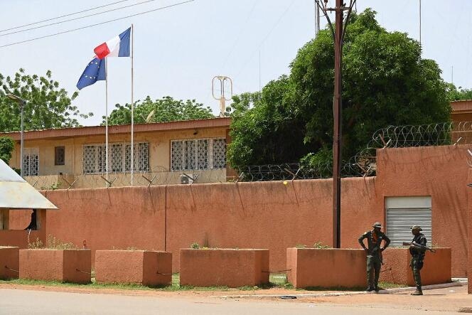 Pháp sẽ đóng cửa Đại sứ quán tại Niger- Ảnh 1.
